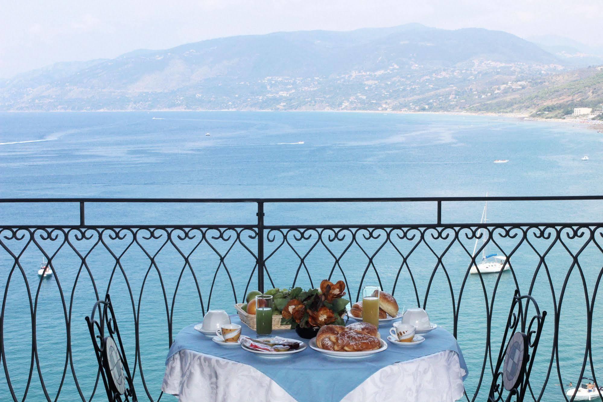 Hotel Палинуро Екстериор снимка